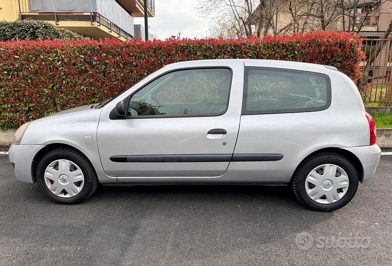 Usata Renault Clio II Dynamique 58 CV (42 kW) 2007 Grigio Berlina