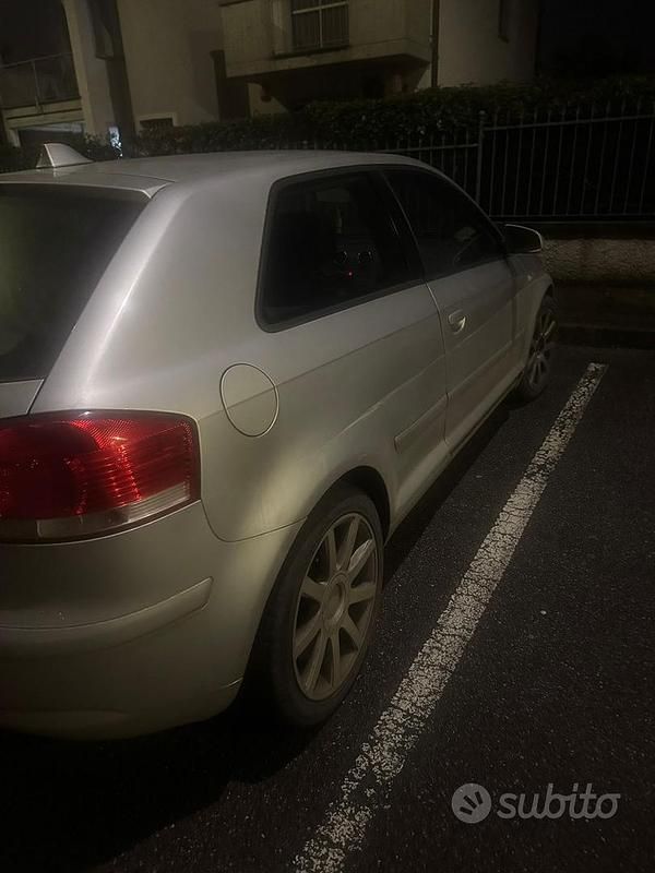 Grigio Usata 2004 Audi A3 Tre volumi | 1500 € (Super prezzo) - Immagine 1/4