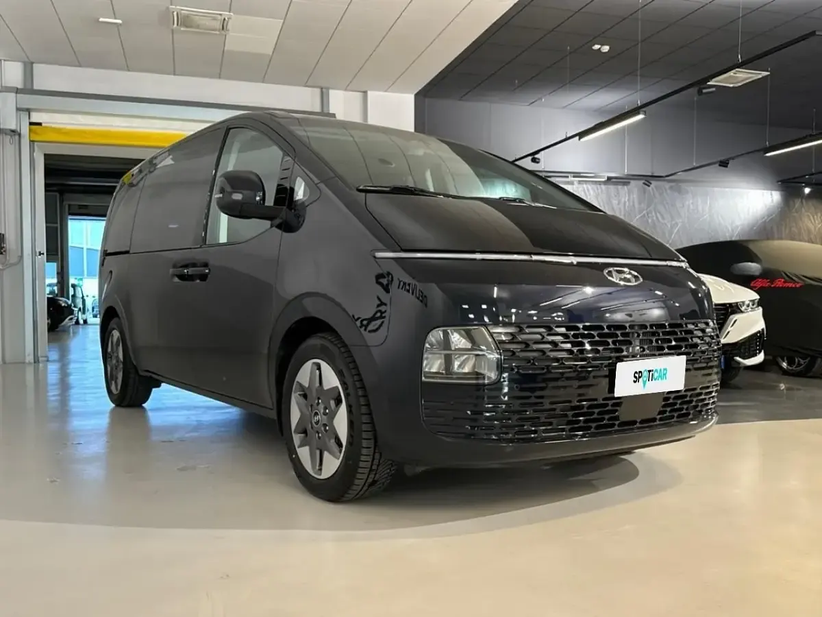 Gebraucht Hyundai Staria 177 PS (130 kW) 2023 Schwarz Van / Kleinbus