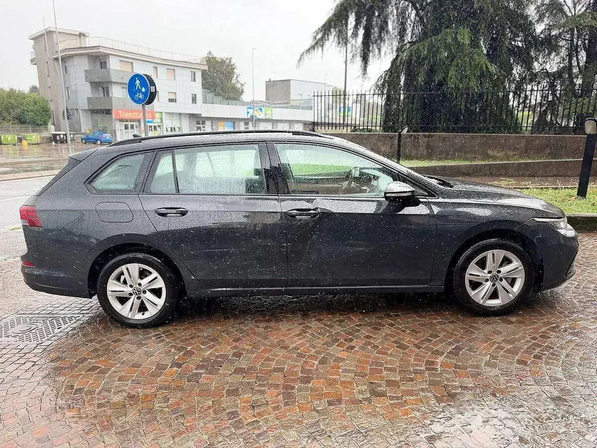 Usata VW Golf VIII Style 131 CV (96 kW) 2021 Grigio Station wagon