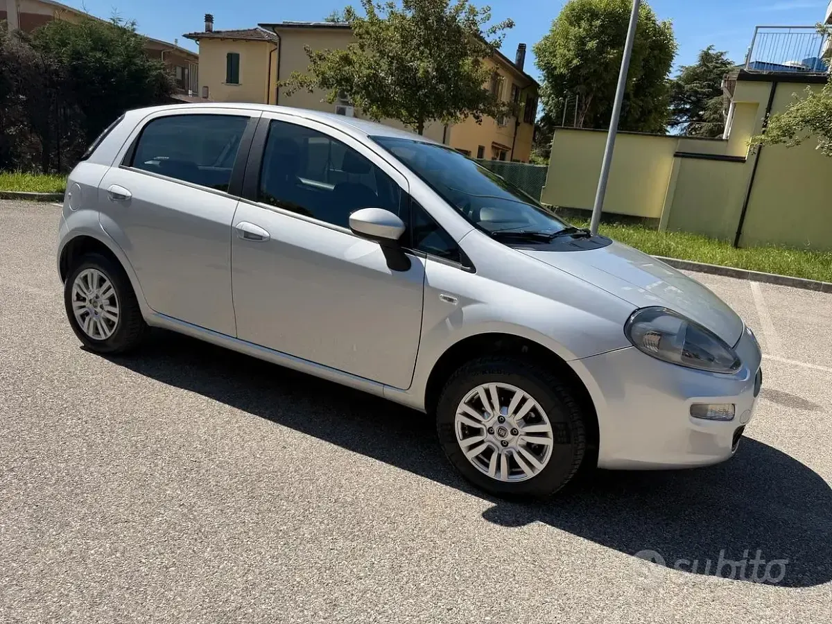 Usata Fiat Punto 77 CV (56 kW) 2015 Grigio Utilitaria