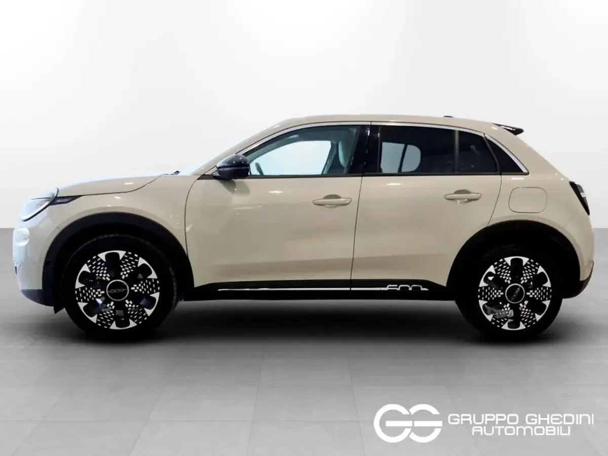 Usata Fiat 600 La Prima 101 CV (74 kW) 2025 Sabbia terre d'italia SUV