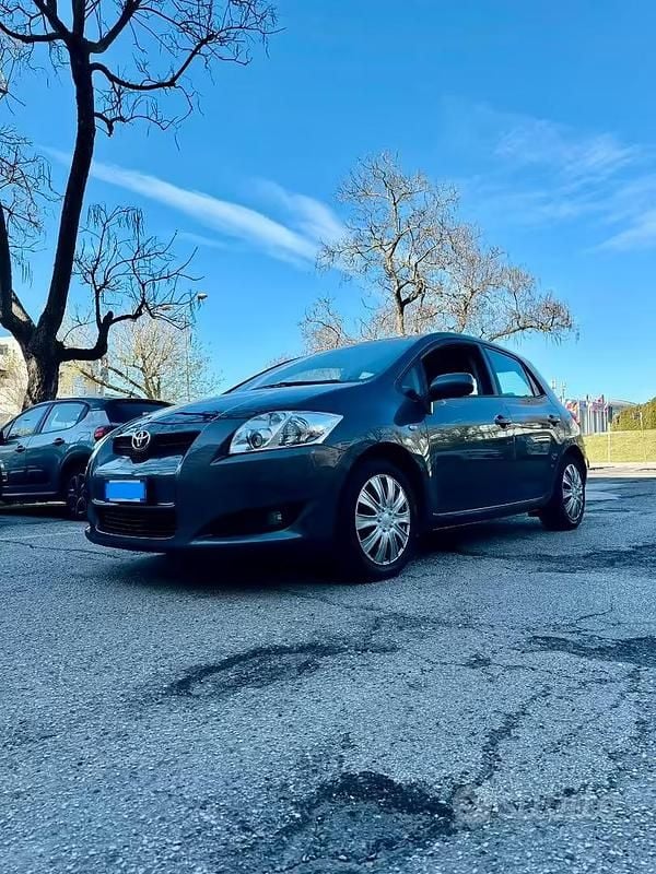 Usata Toyota Auris 124 CV (91 kW) 2009 Grigio Utilitaria
