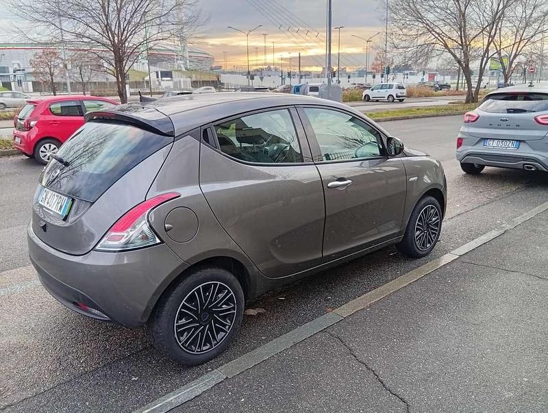 Usata Lancia Ypsilon Gold 69 CV (50 kW) 2023 Grigio Utilitaria
