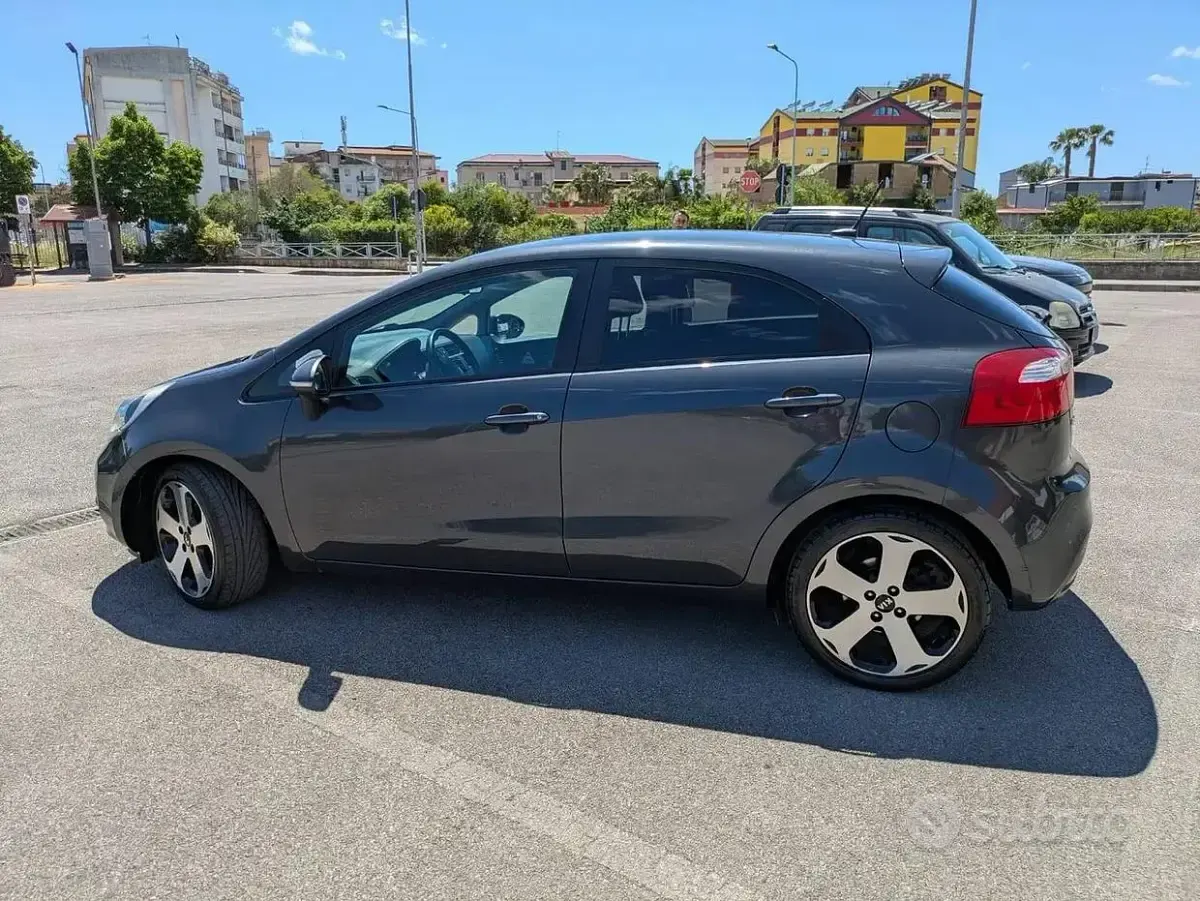 Usata Kia Rio 75 CV (55 kW) 2014 Grigio Berlina