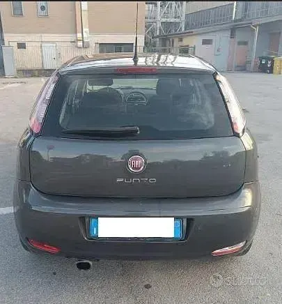 Usata Fiat Punto Lounge 75 CV (55 kW) 2013 Bluazzurro Utilitaria