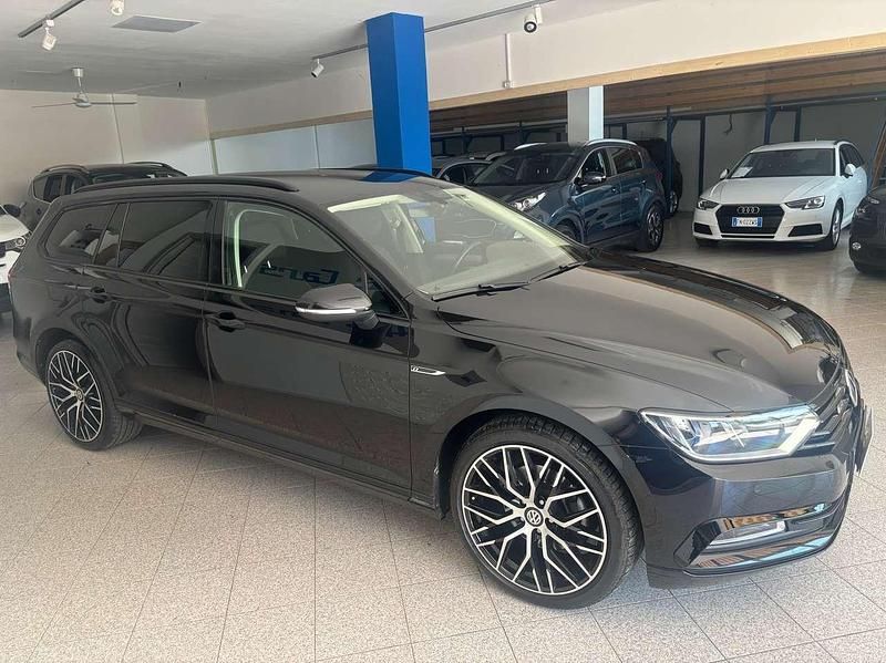 Usata VW Passat R-line 120 CV (88 kW) 2018 Nero Station wagon