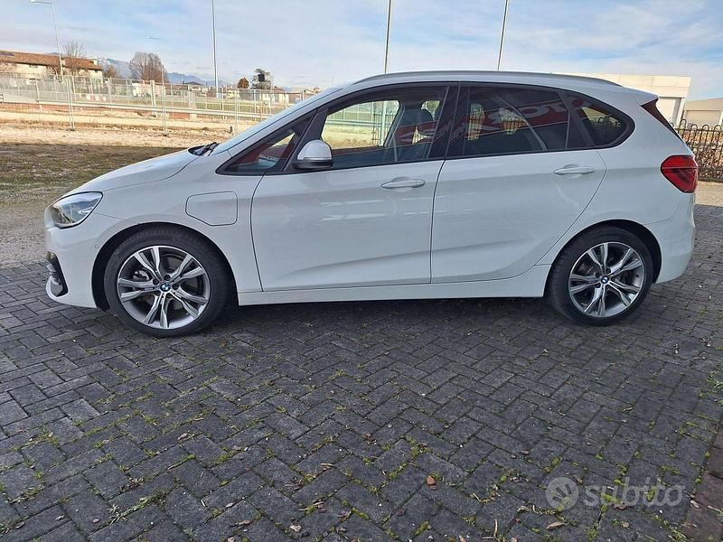Usata BMW 225 Active Tourer iPerformance 136 CV (100 kW) 2021 Bianco Monovolume