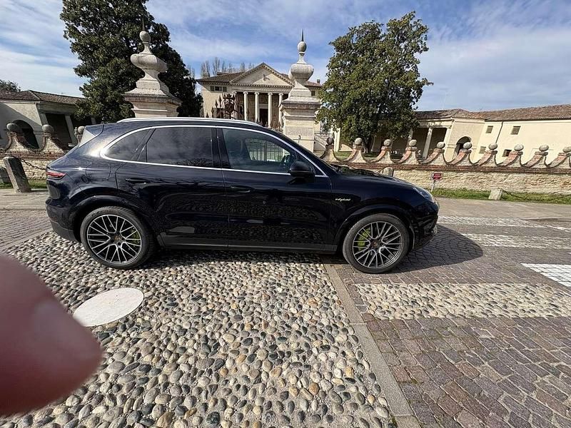 Usata Porsche Cayenne 340 CV (250 kW) 2021 Moonlight blue metallic SUV