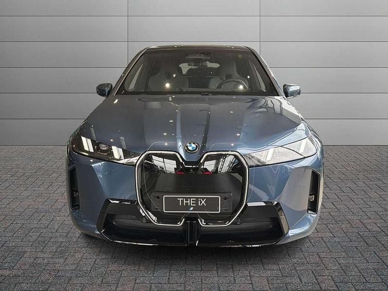 Nuova BMW iX 300 kW (408 CV) 2025 Arctic race blue metallic SUV