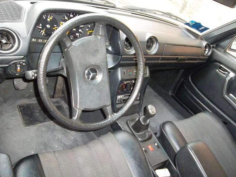 Usata Mercedes 200 122 CV (89 kW) 1982 Grigio Berlina