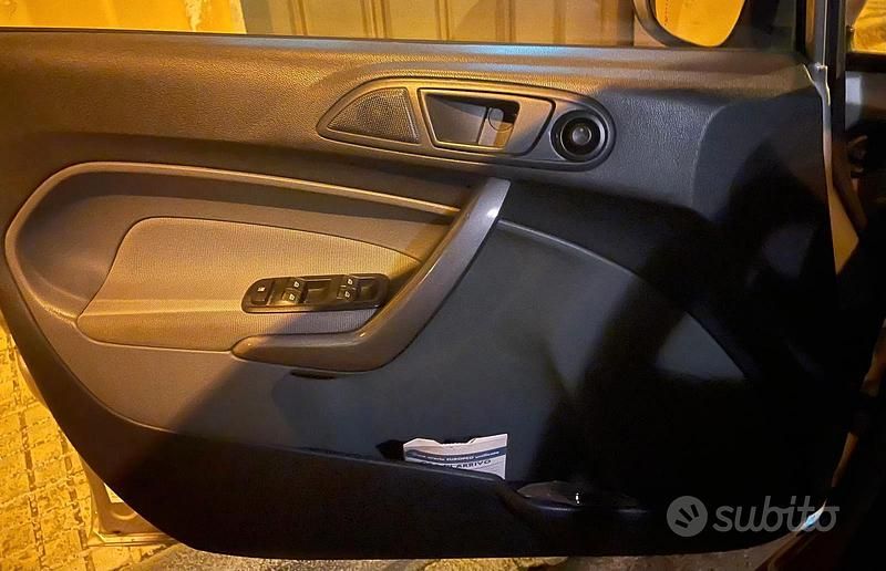 Usata Ford Fiesta 73 CV (53 kW) 2011 Grigio Utilitaria