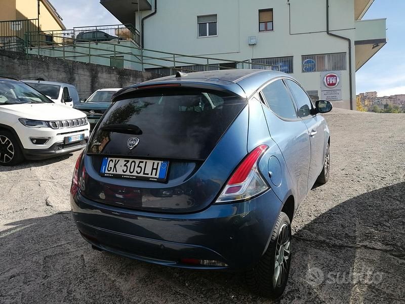 Usata Lancia Ypsilon Gold 69 CV (50 kW) 2022 Blu Utilitaria