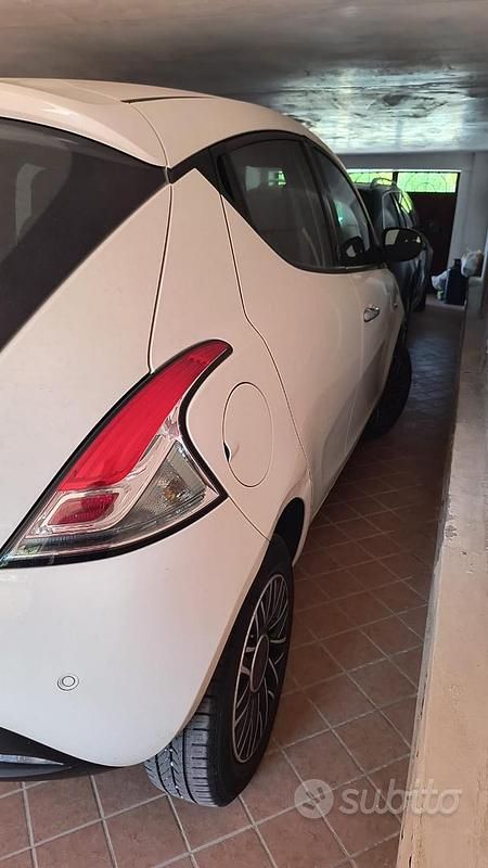 Usata Lancia Ypsilon Gold 80 CV (58 kW) 2015 Bianco Utilitaria