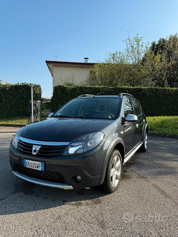 Usata Dacia Sandero 90 CV (66 kW) 2012 Grigio Berlina
