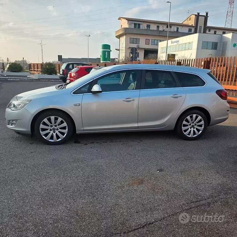 Usata Opel Astra Cosmo 125 CV (91 kW) 2011 Grigio Station wagon