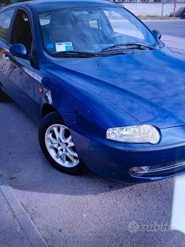 Usata Alfa Romeo 147 120 CV (88 kW) 2001 Blu Utilitaria