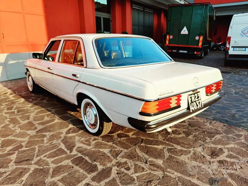 Usata Mercedes 240 72 CV (52 kW) 1980 Bianco Berlina