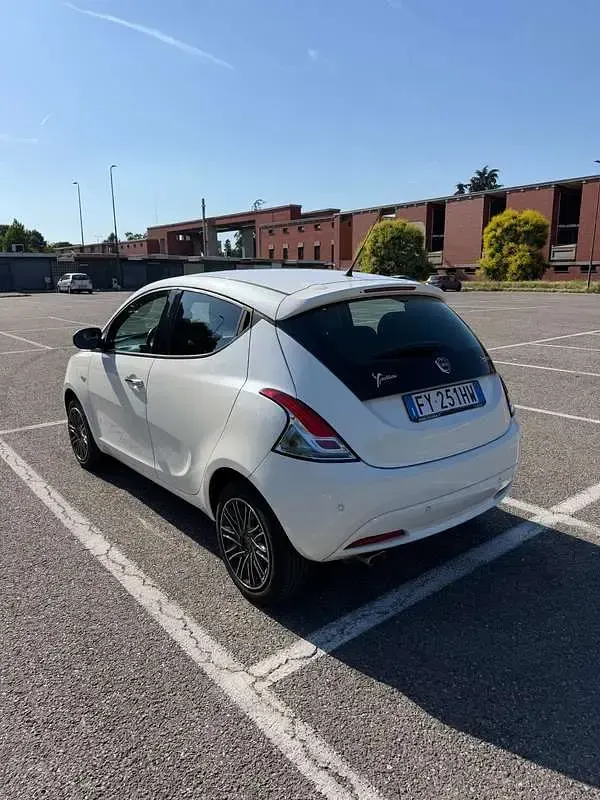 Usata Lancia Ypsilon Gold 69 CV (50 kW) 2019 Bianco Utilitaria