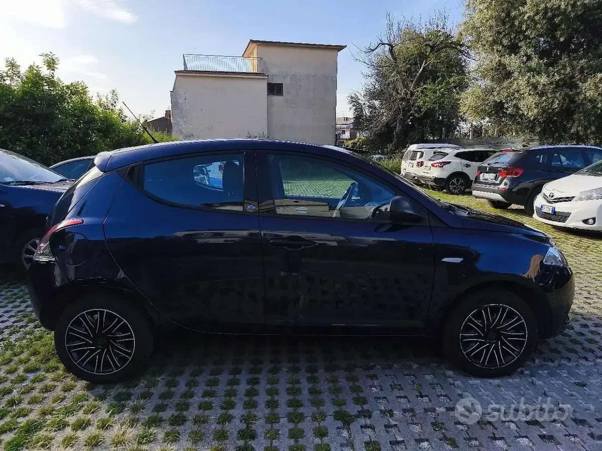 Usata Lancia Ypsilon 69 CV (50 kW) 2019 Blu Utilitaria