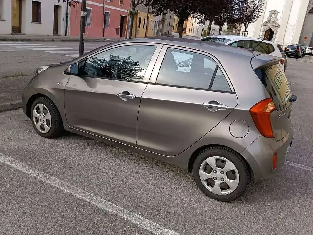 Usata Kia Picanto 67 CV (49 kW) 2014 Beige Utilitaria