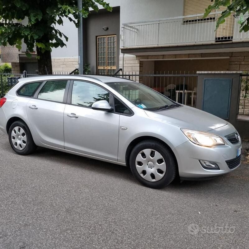 Usata Opel Astra 60 CV (44 kW) 2012 Grigio Station wagon