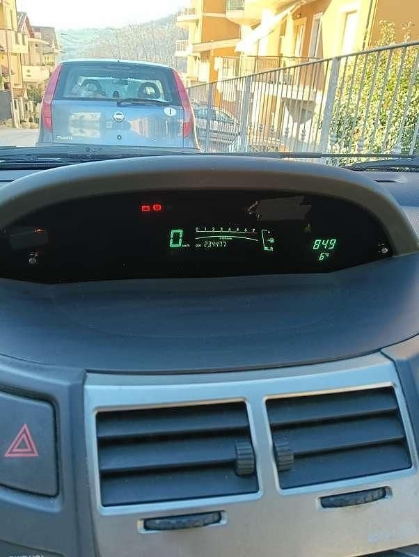 Begagnad Toyota Yaris 69 HK (50 kW) 2011 Vit Halvkombi