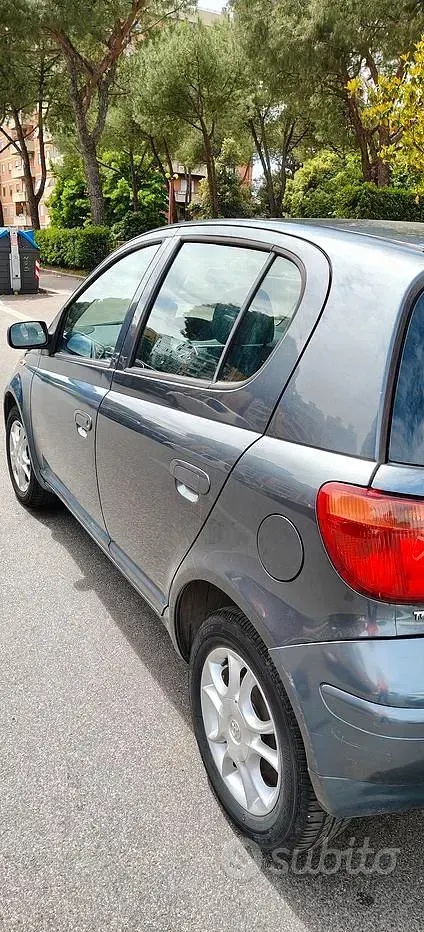 Usata Toyota Yaris 65 CV (47 kW) 2004 Grigio Berlina