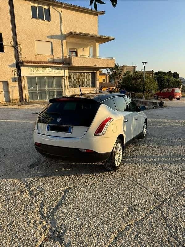 Usata Lancia Delta 165 CV (121 kW) 2009 Utilitaria