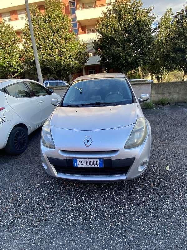Usata Renault Clio III 75 CV (55 kW) 2010 Argento Berlina
