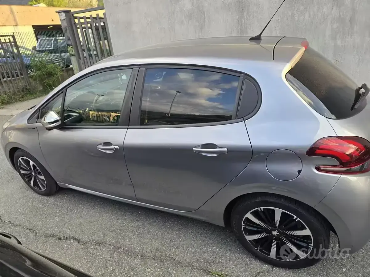 Usata Peugeot 208 83 CV (61 kW) 2019 Grigio Utilitaria