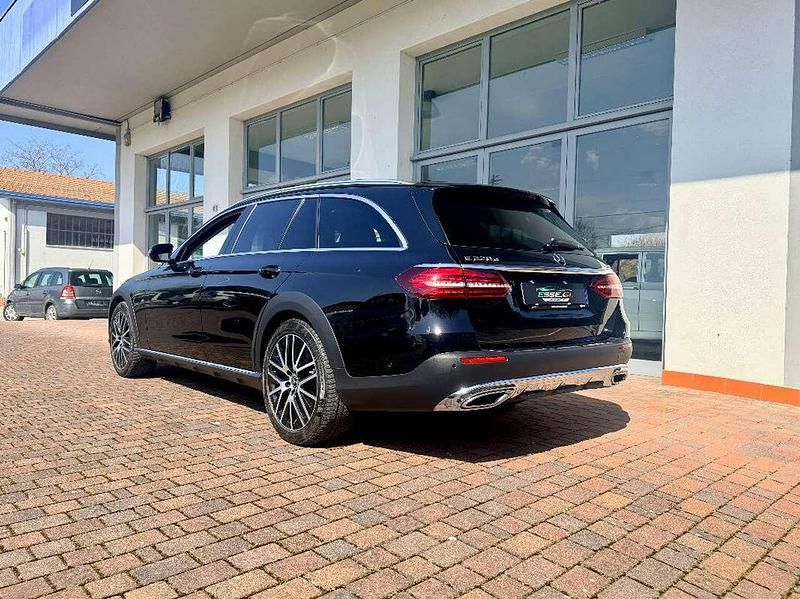 Usata Mercedes E220 Business 200 CV (147 kW) 2022 Obsidian black Station wagon