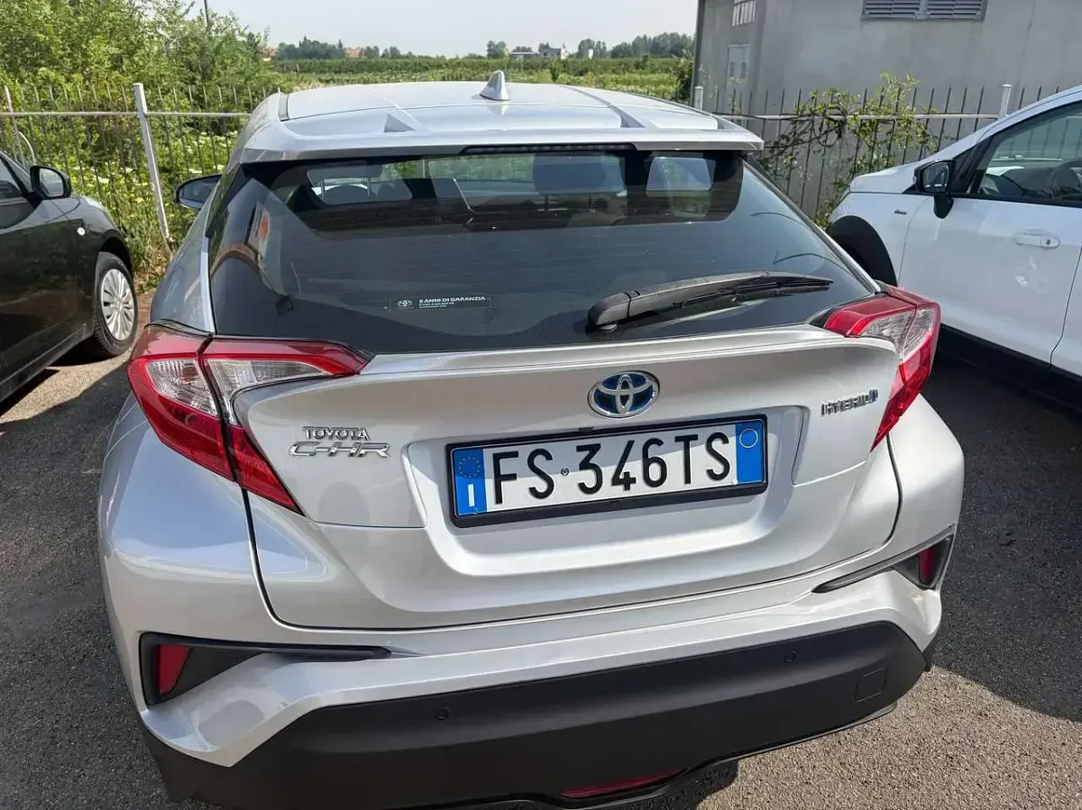 Usata Toyota C-HR 98 CV (72 kW) 2018 Argento SUV