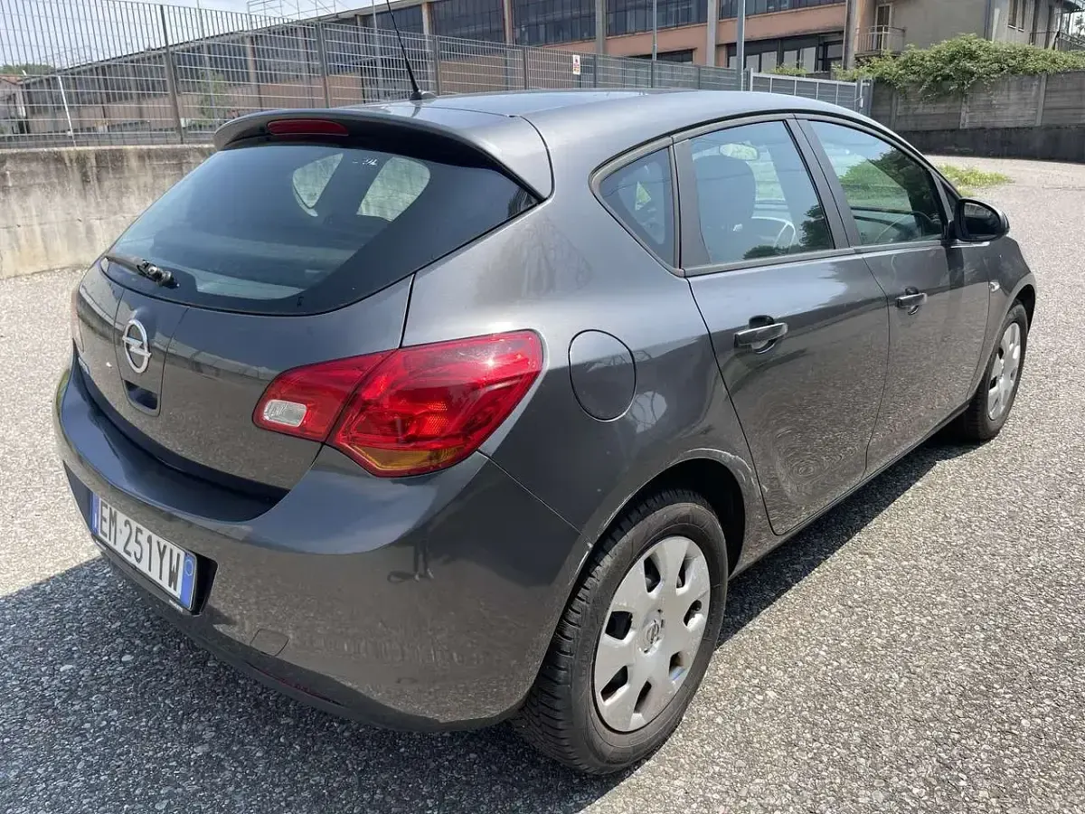 Usata Opel Astra Cosmo 101 CV (74 kW) 2012 Other Berlina