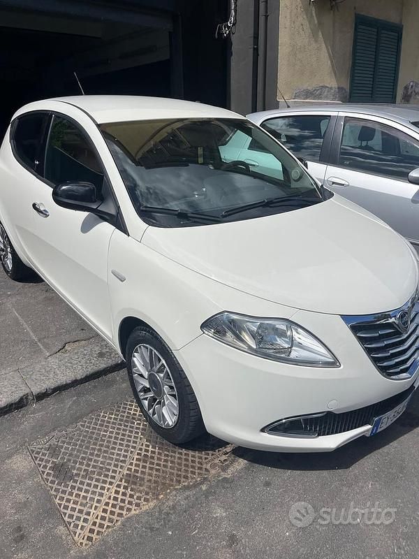 Usata Lancia Ypsilon Platinum 69 CV (50 kW) 2015 Bianco Utilitaria