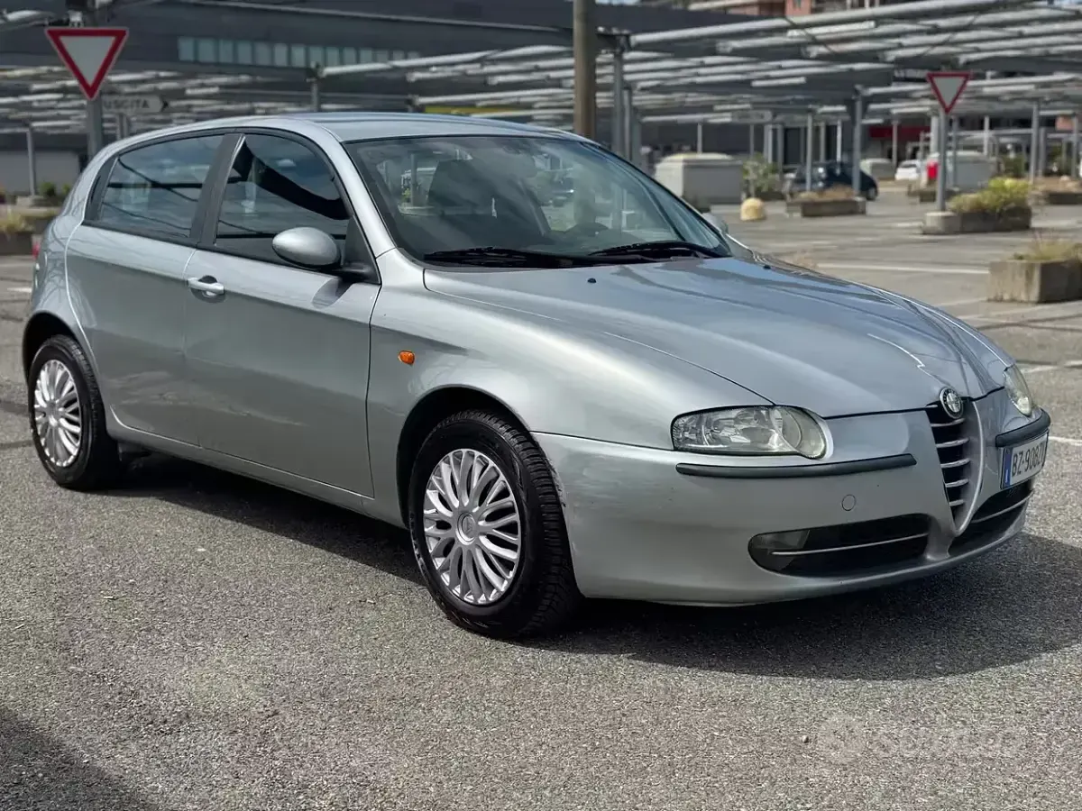 Usata Alfa Romeo 147 Distinctive 120 CV (88 kW) 2002 Grigio Utilitaria