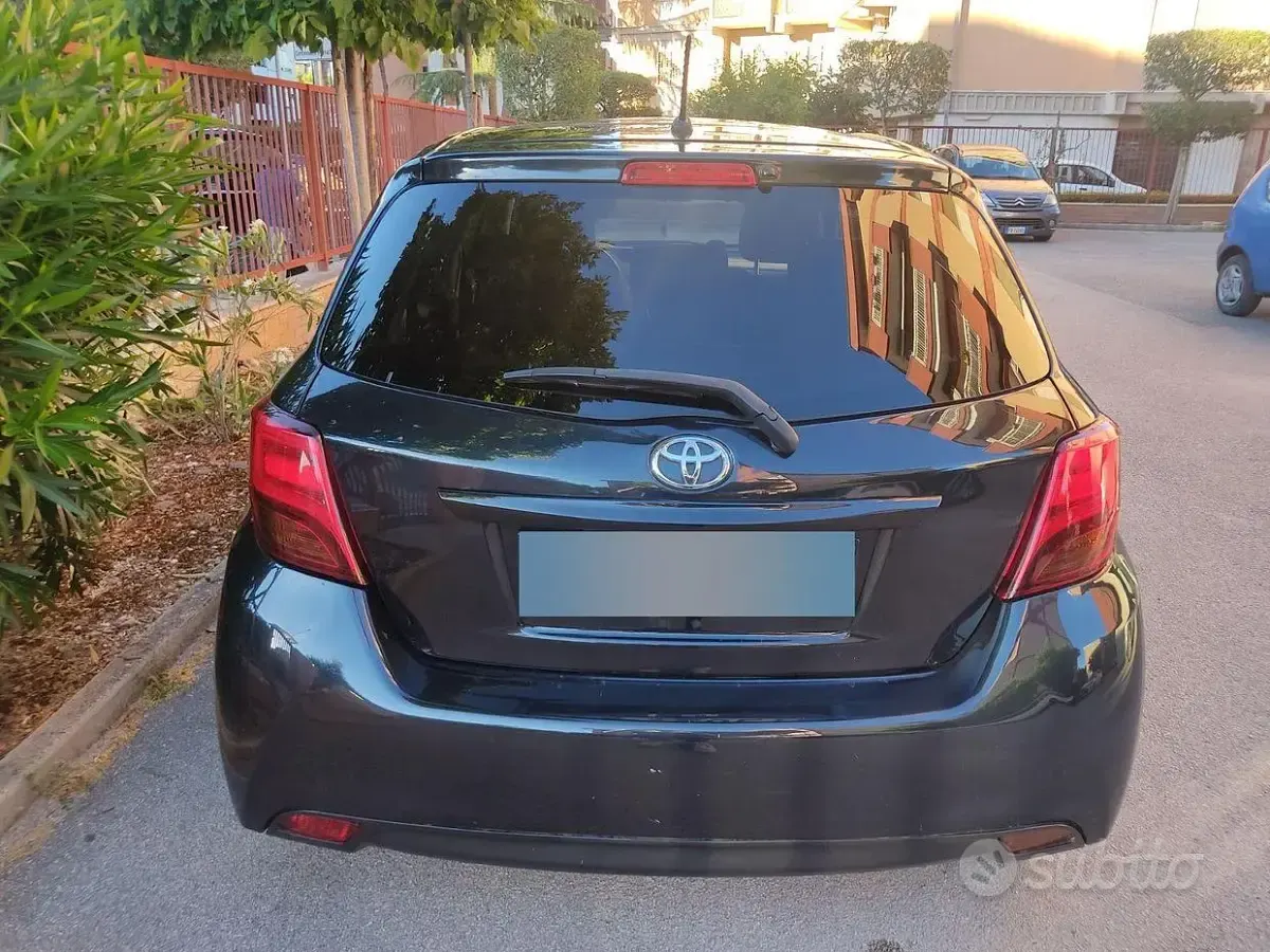 Usata Toyota Yaris Style 99 CV (72 kW) 2014 Nero Utilitaria