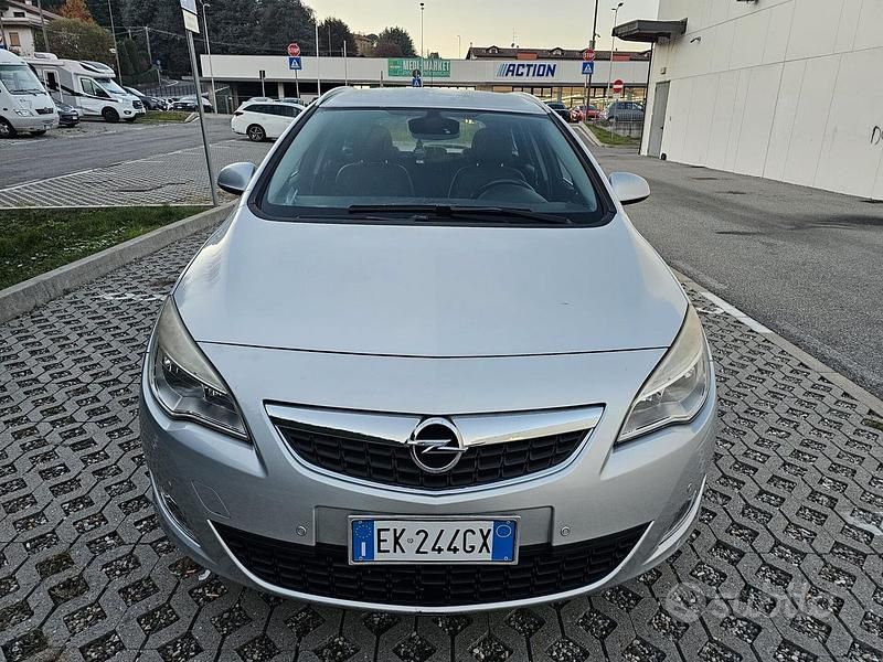 Usata Opel Astra 140 CV (102 kW) 2011 Argento Berlina
