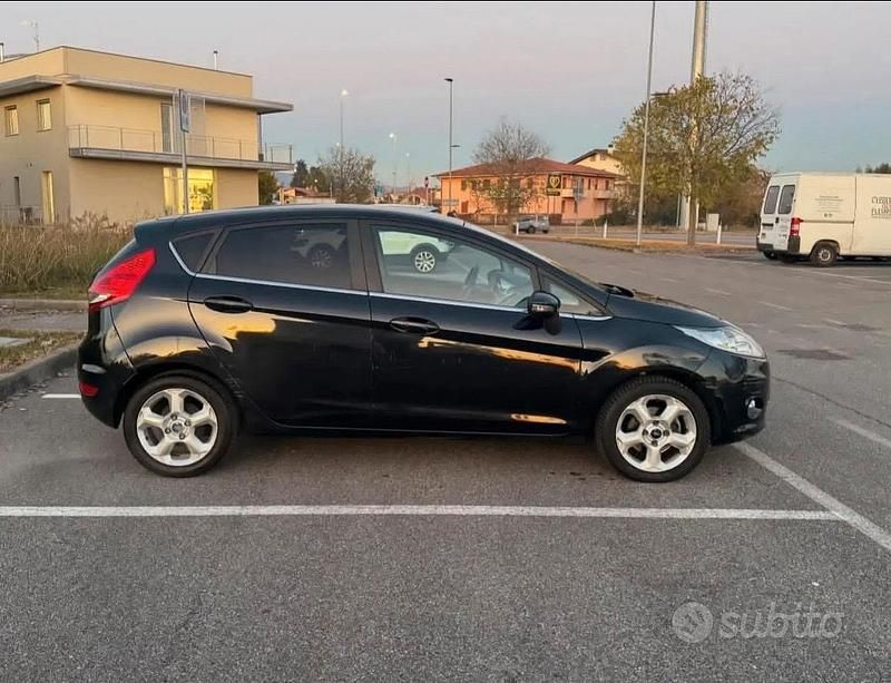 Usata Ford Fiesta 68 CV (50 kW) 2011 Nero Utilitaria