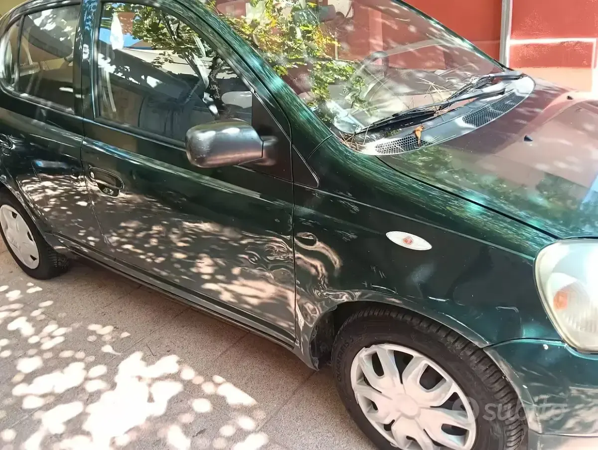 Usata Toyota Yaris Sol 68 CV (50 kW) 2002 Verde Berlina