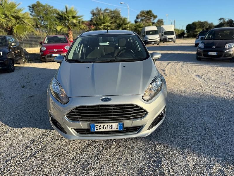 Argento Usata 2014 Ford Fiesta Due volumi | 7400 € (Cara) - Immagine 1/4