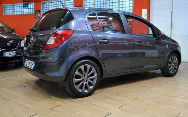 Usata Opel Corsa Cosmo 86 CV (63 kW) 2011 Grigio Berlina