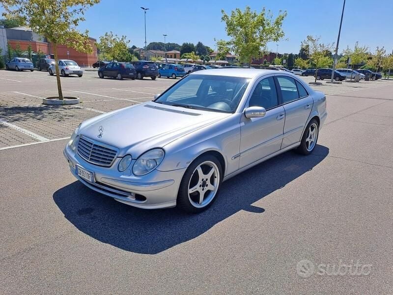 Usata Mercedes E240 AMG 177 CV (130 kW) 2002 Argento Berlina