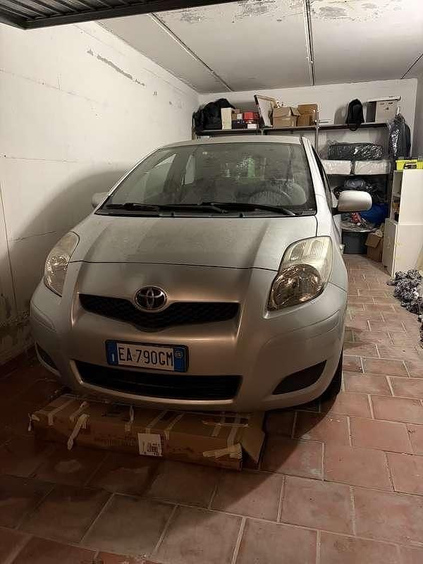 Usata Toyota Yaris 90 CV (66 kW) 2010 Grigio Utilitaria