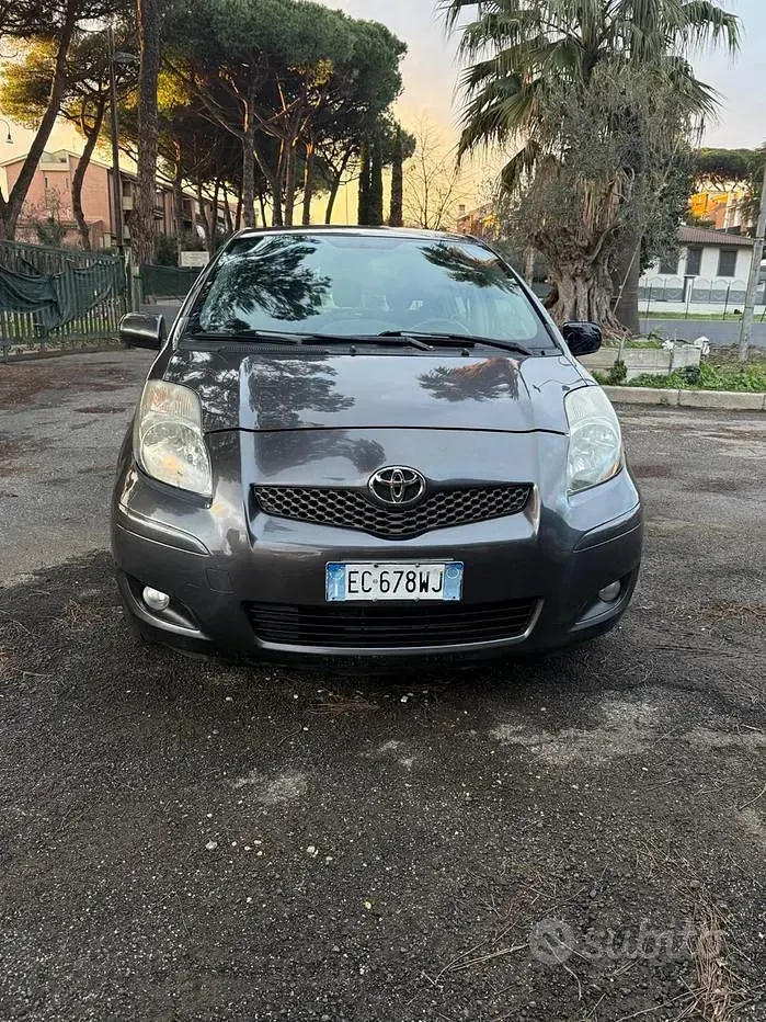 Usata Toyota Yaris 69 CV (50 kW) 2011 Grigio Utilitaria