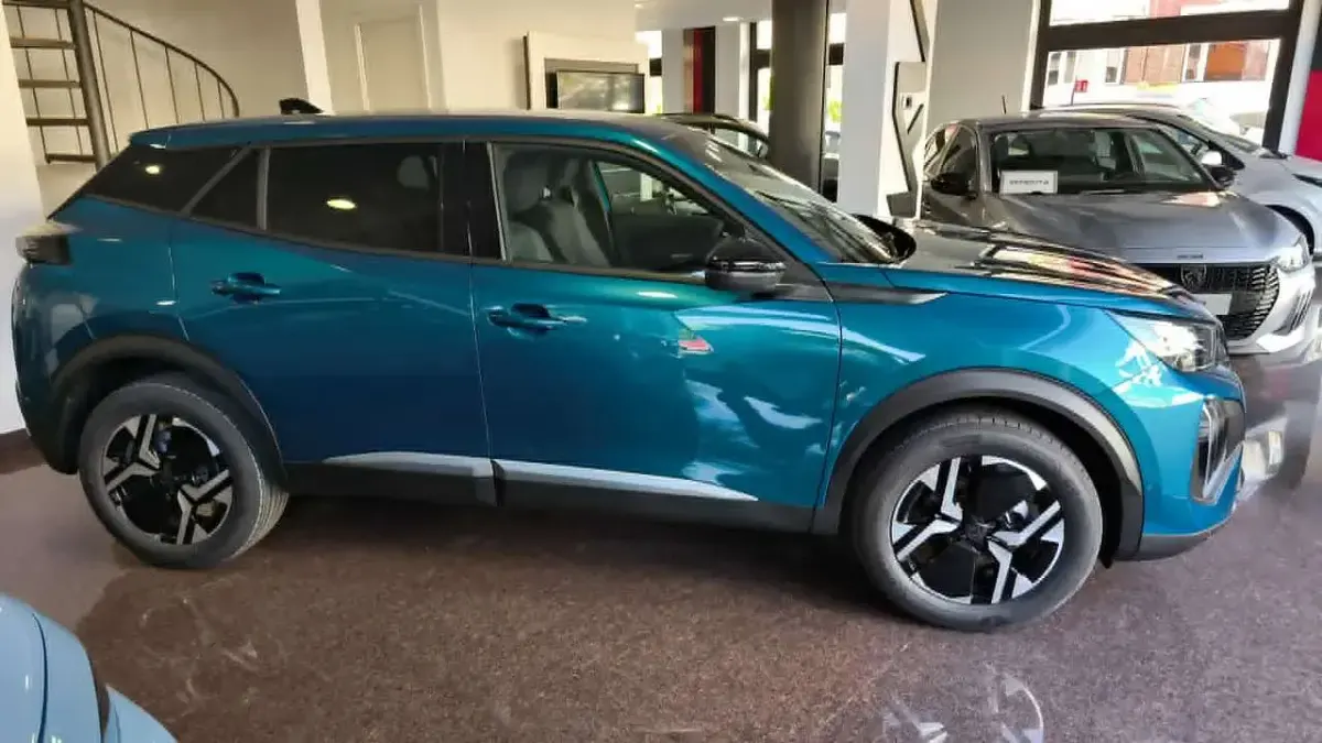 Nuova Peugeot 2008 Allure 101 CV (74 kW) 2026 Blu obsession SUV