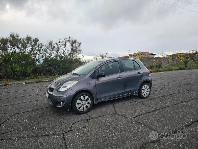 Usata Toyota Yaris 69 CV (50 kW) 2010 Grigio Utilitaria