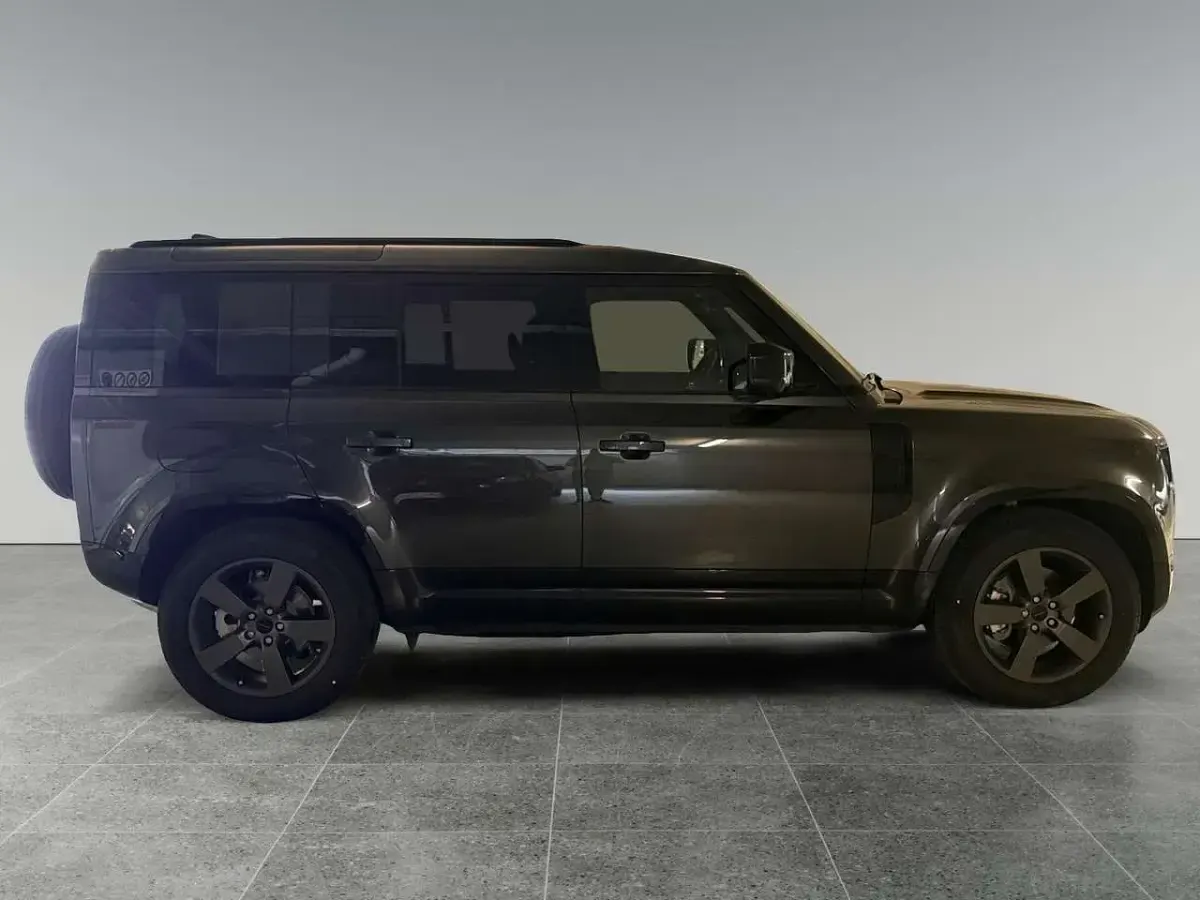 Usata Land Rover Defender SE Dynamic 200 CV (147 kW) 2026 Carphatian grey SUV