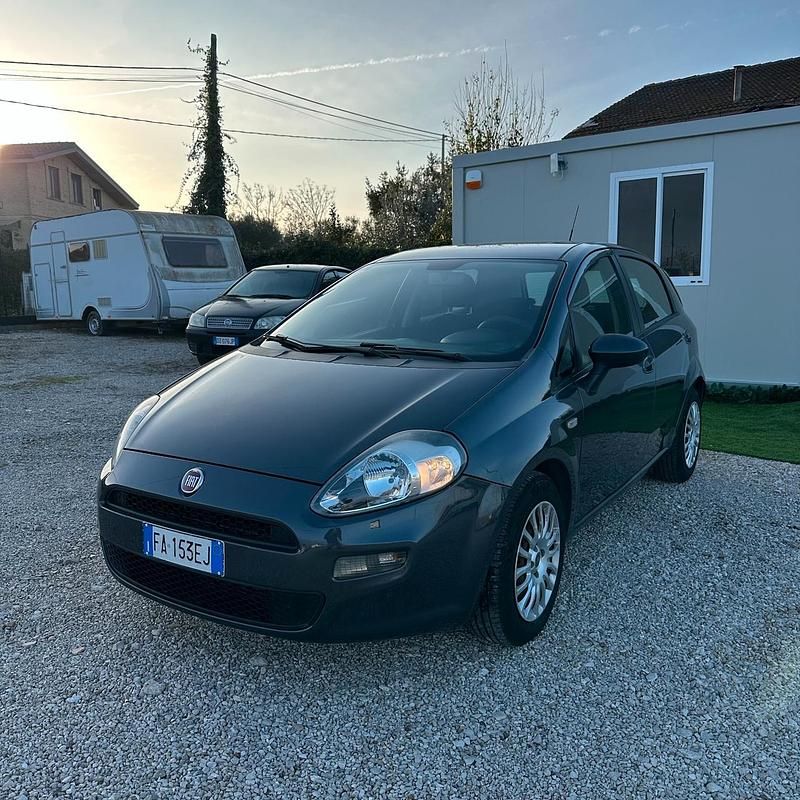 Grigio Usata 2013 Fiat Punto Lounge Tre volumi | 5900 € (Cara) - Immagine 1/4