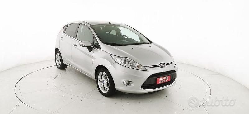 Usata Ford Fiesta 70 CV (51 kW) 2012 Grigio Utilitaria